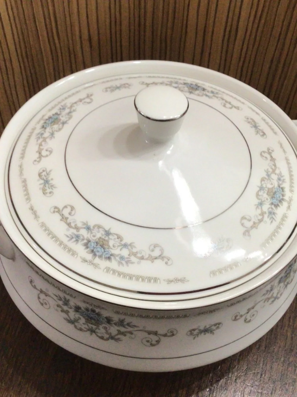 Diane Pattern by Wade. Round covered vegetable bowl from 1960’s great shape